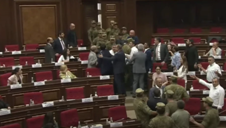 Les tensions entre majorité et opposition s&rsquo;exacerbent
