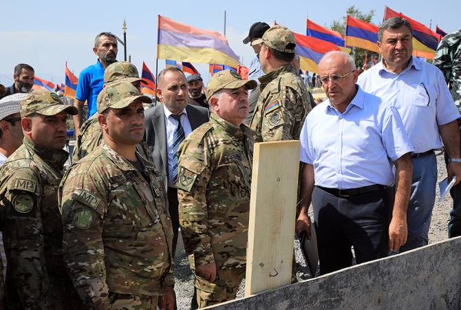 Archak Karapetyan, le ministre arménien de la Défense s’est rendu ce vendredi au cimetière militaire de Yerablour à Erévan