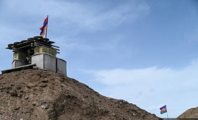 Les soldats Arméniens repoussent une tentative d’avancée des troupes azéries qui ont perdu un soldat près du lac Sév (lac Noir) dans la région de Syunik (Arménie)