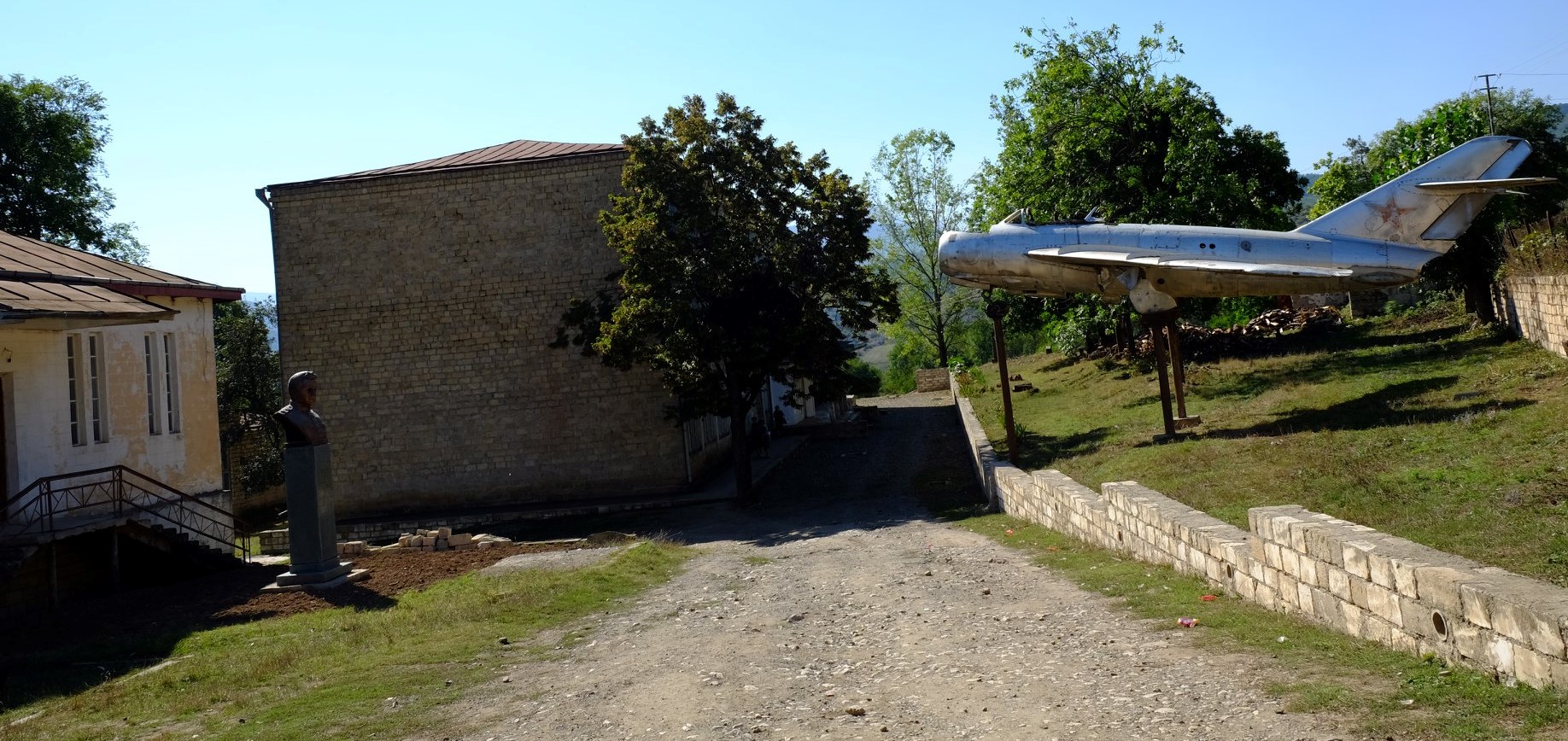 L’Azerbaïdjan a détruit le buste du maréchal Arménien héros de l’Union soviétique Sergueï Khoudyakov dans le village de Medz Tagher en Artsakh occupée