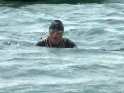 Sevak Mikayelyan le maire de Hrazdan tente la traversée du lac Sevan à la nage