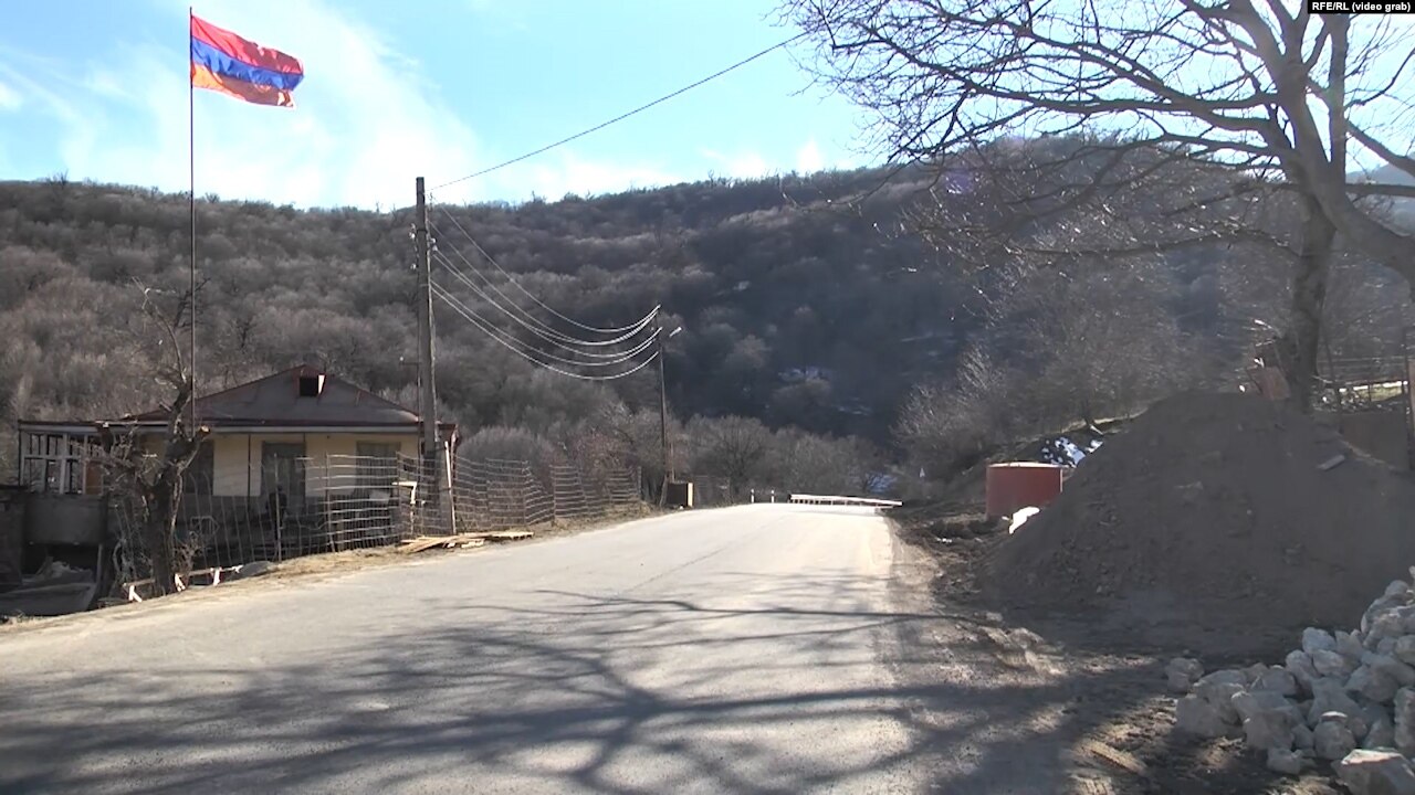 L’Azerbaïdjan bloque une route principale reliant deux parties du Syunik