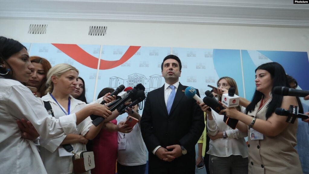 Des organisations de media condamnent le traitement des journalistes par le pouvoir lors des dernières empoignades au Parlement