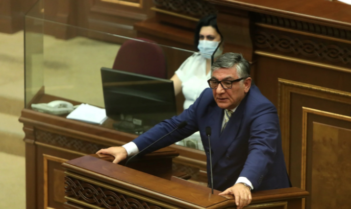 L&rsquo;ex-président Sarkisian menace de poursuivre le magnat pro-Pashinian pour diffamation.