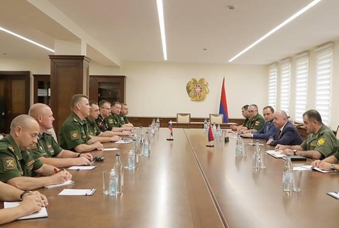 Le ministre arménien de la Défense a reçu des responsables du ministère russe de la Défense pour des entretiens