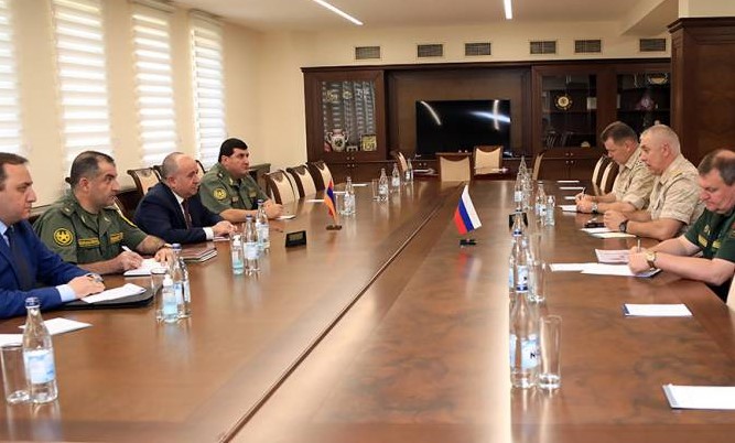 Archak Karapetyan, le ministre arménien de la Défense a rencontré le général Rustam Muradov qui quitte sa mission de paix en Artsakh