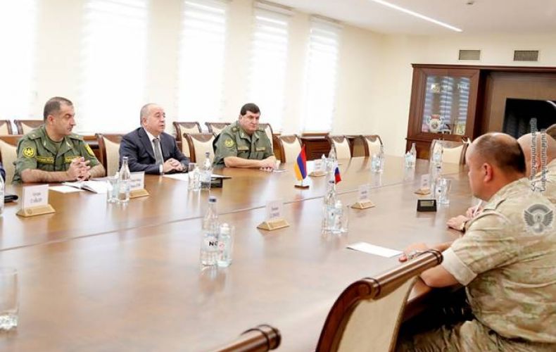 Archak Karapetyan, le ministre arménien de la Défense a reçu à Erévan le nouveau commandant des forces russes de maintien de la paix en Artsakh