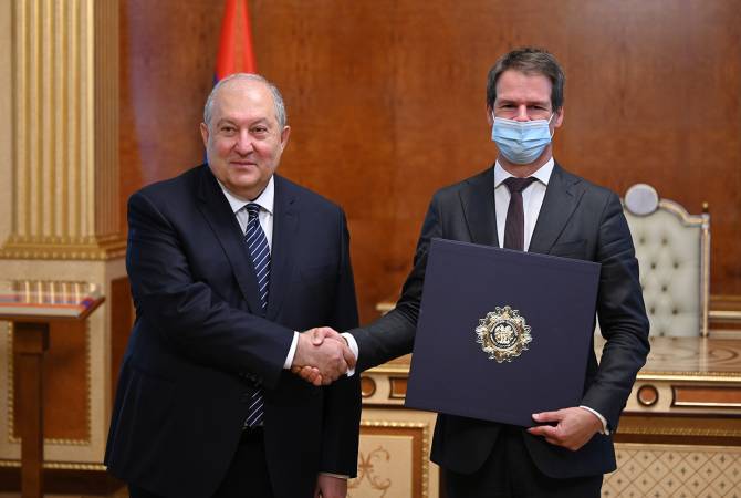 Le président arménien Armen Sarkissian recevant l’Ambassadeur de France Jonathan Lacôte je vous remercie pour votre investissement dans l’amitié entre nos deux peuples