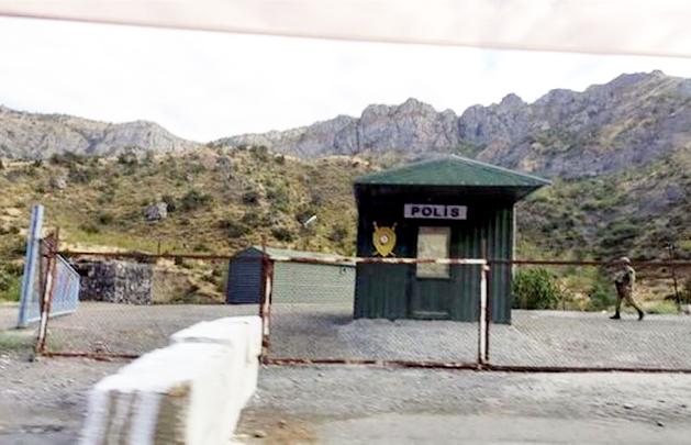 La police azerbaïdjanaise met en place un poste de contrôle sur l&rsquo;autoroute Goris-Kapan