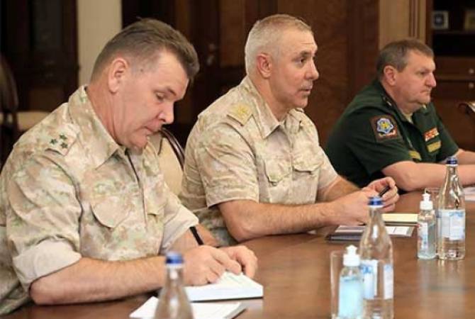 A Bakou le général Roustam Mouradov le commandant des forces russes de paix en Artsakh présente son remplaçant Mikhaïl Kosobokov