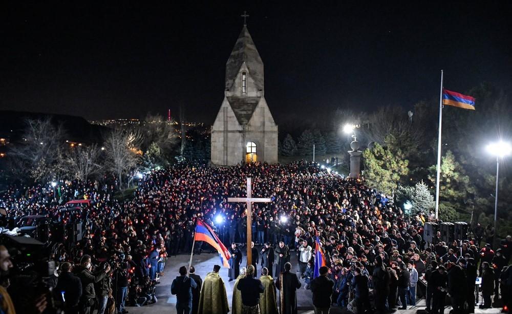 Marche aux flambeaux du centre d’Erévan vers Yerablur ce soir pour l’anniversaire de la guerre de 44 jours en Artsakh