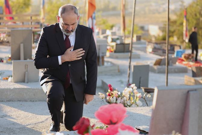Le Premier ministre arménien s’est agenouillé devant les tombes des soldats Arméniens héros disparus lors de la guerre de 44 jours en Artsakh