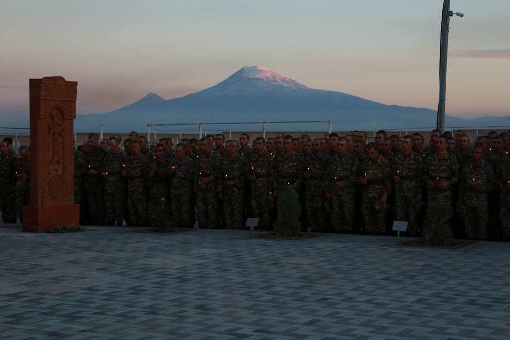Le chef d’Etat major de l’armée arménienne a participé à l’inauguration du khatchkar dans la région d’Armavir dédié aux héros victimes de la guerre de 44 jours en Artsakh