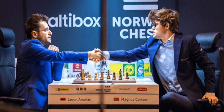 Levon Aronian (Arménie) a gagné contre Magnus Carlsen (Norvège) au Champions Chess Tour