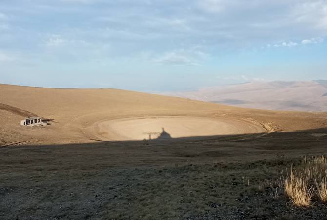 En raison de la sécheresse, le lac au sommet du mont Armaghan dans la région du lac Sevan s’est asséché
