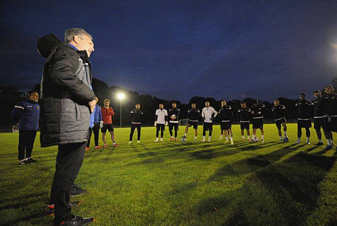 Seul Celaryan n&rsquo;a pas participé au premier entraînement de l&rsquo;équipe de football à Francfort