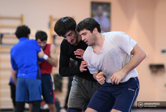 Les lutteurs gréco-romains commencent à se battre à la Coupe du monde