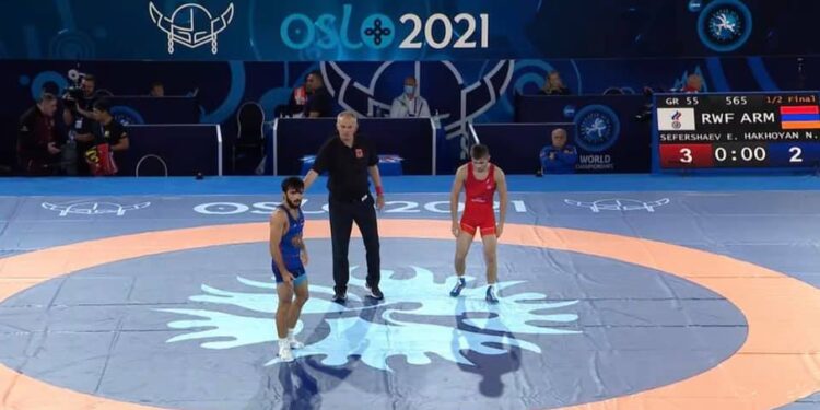 L’Arménien Norayr Hakhoyan (55 kg) perd de peu (2-3) face à un Russe en demi-finale des championnats du monde de lutte gréco-romaine à Oslo (Norvège)
