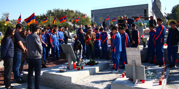 Il y a un an le 10 octobre 2020 disparaissait Simon Israélyan un fidèle collaborateur du club Urartu Erévan, lors de la guerre en Artsakh
