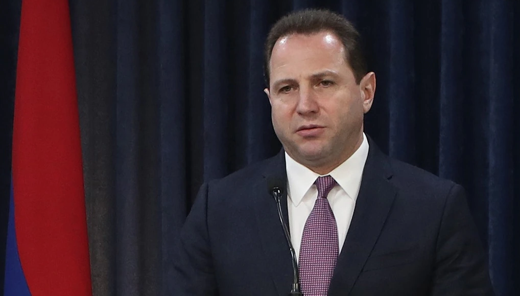 Les enquêteurs se taisent après l&rsquo;arrestation de l&rsquo;ex-ministre de la Défense