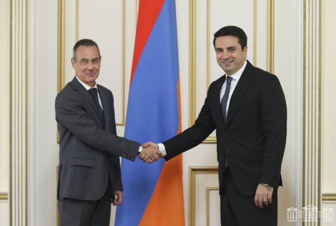 Alen Simonyan et le chef de la délégation du CICR en Arménie, discutent des questions relatives aux prisonniers de guerre Arméniens détenus en Azerbaïdjan