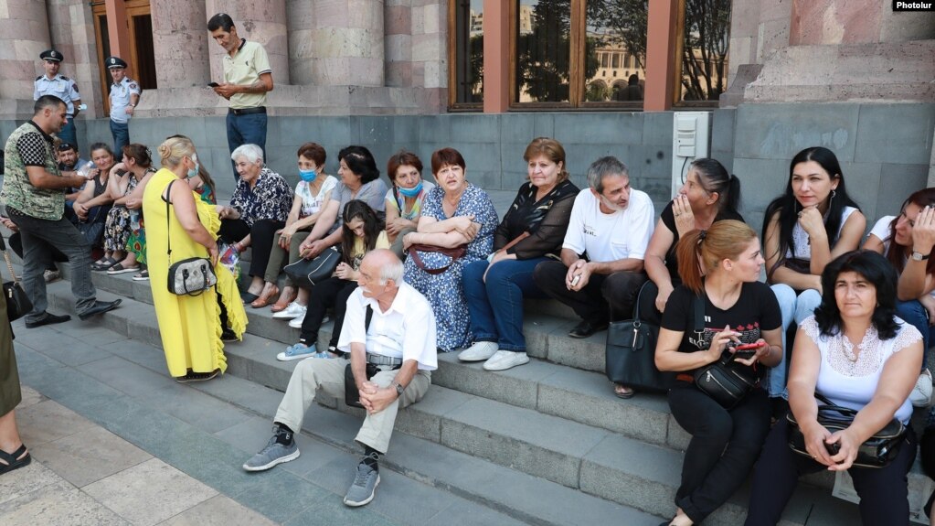 Des réfugiés du Karabagh protestent