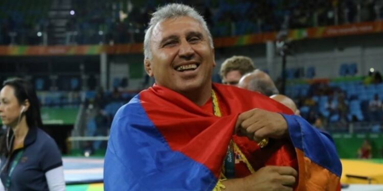 Gevorg Aleksanyan l’entraineur national arménien de lutte gréco-romaine élu Citoyen d’honneur de la ville de Gumri