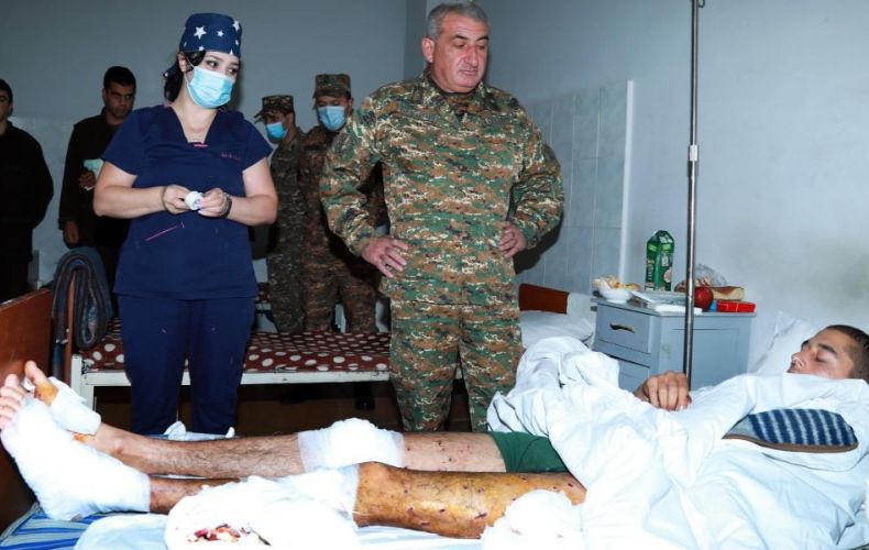 Le commandant Kamo Vardanyan de l’Armée de Défense de l’Artsakh a rendu visite aux 6 soldats Arméniens blessés par les tirs azéris