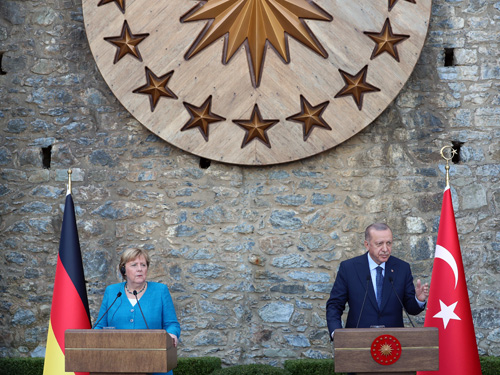 A Istanbul, Merkel remercie Erdogan sans omettre ses critiques