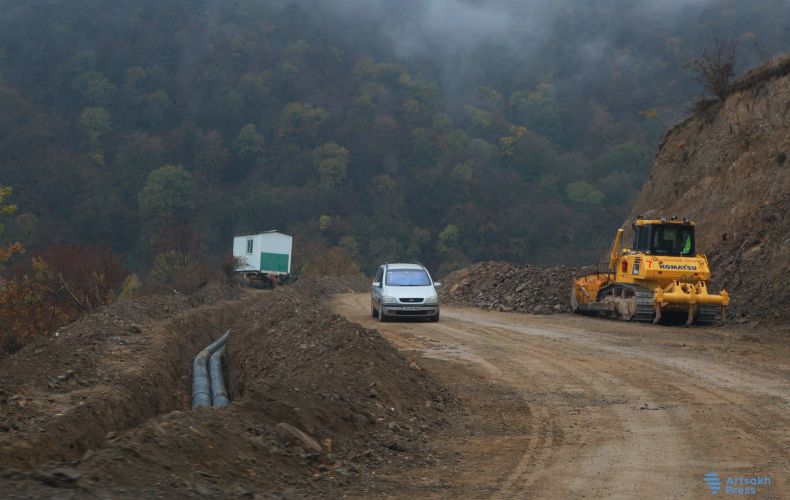 Asphaltage de la route entre Nerkin Hartagh et Djankatagh près de Martakert en Artsakh