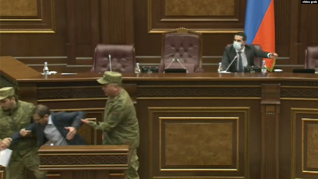 Un élu de l&rsquo;opposition sorti du Parlement manu militari