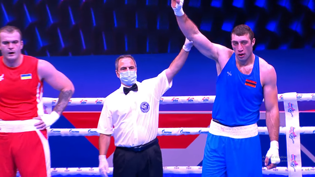 Davit Chaloyan (Arménie) s’impose 4-1 face à l’Ukrainien T. Rogava en 1/16e de finale des super-lourds lors des championnats du monde de boxe à Belgrade