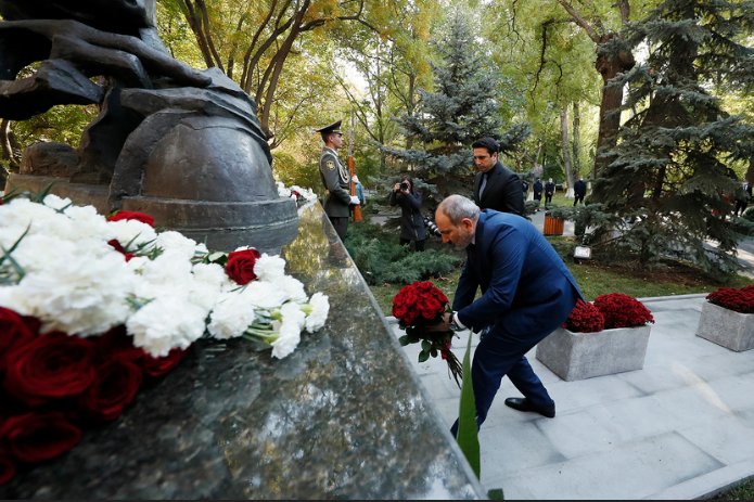 Pachinian rend hommage aux victimes de la tuerie de 1999 au Parlement arménien