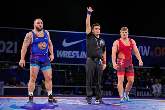 Davit Ovasapyan (Arménie) est en finale des 130 kg des championnats du monde junior de lutte gréco-romaine en Serbie