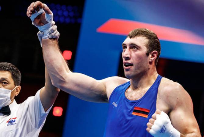 Le boxeur Davit Chaloyan bat un boxeur azerbaïdjanais et atteint la finale du Championnat du monde de boxe