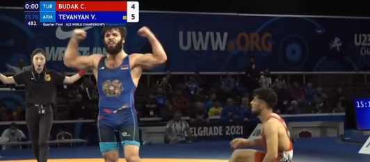 Vazgen Tevanyan (65 kg, Arménie) s’est imposé 5-4 face à un Turc et accède à la demi-finale des championnats du monde de lutte libre U23