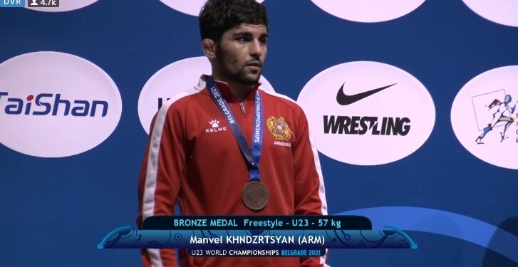 Manvel Khndzrtsyan (Arménie) médaille de bronze des 57 kg aux championnats du monde de lutte libre U23 à Belgrade (Serbie)