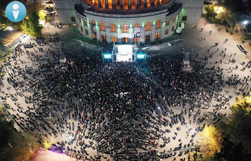 3 700 manifestants au meeting du bloc Hayastan ce soir sur la place de la Libération, face à l’Opéra d’Erévan