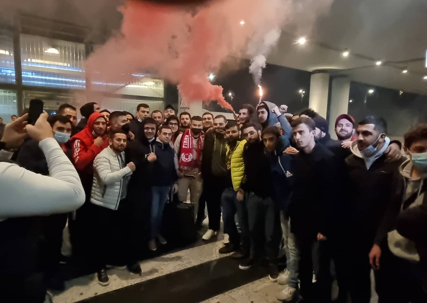 Les fans de l’équipe d’Arménie, le First Armenian Front a fait une ovation à l’arrivée de Lucas Zalarayan à l’aéroport Zvartnots d’Erévan
