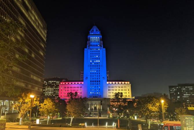 La mairie de Los Angeles éclairée aux couleurs de l’Arménie à l’occasion du 1er anniversaire de la fin de la guerre de 44 jours en Artsakh