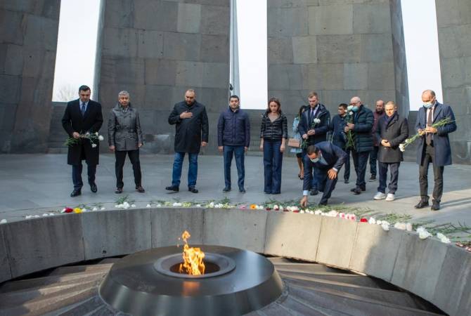 Des députés Ukrainiens visitent le mémorial du génocide arménien à Erevan