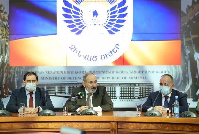 Le Premier ministre présente le nouveau ministre de la Défense, Souren Papikyan aux plus hauts gradés de l&rsquo;Armée