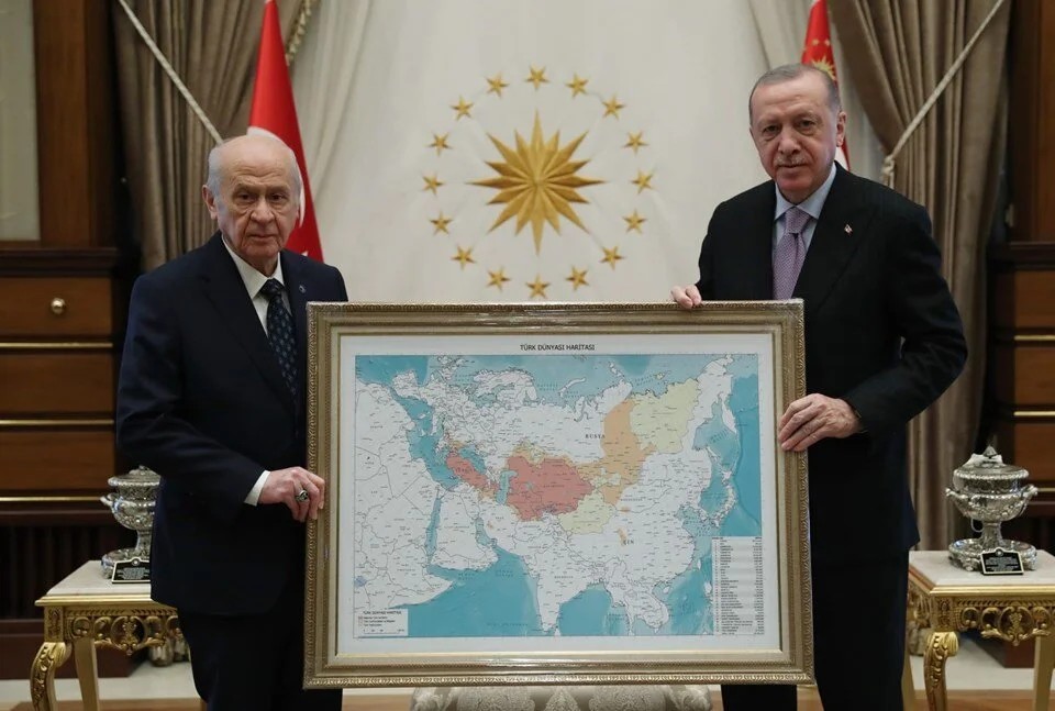 Une carte du monde pantouranien offert par Devlet Bahçeli à Erdogan englobe une partie de l’Arménie, de la Russie et de la Chine