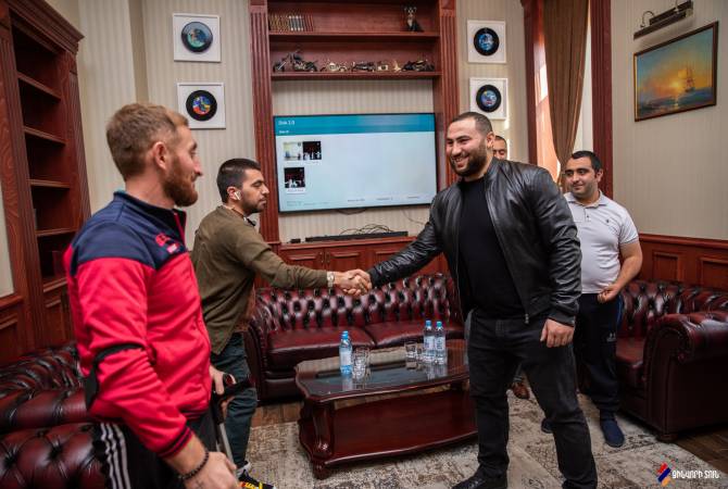 Simon Martirosyan a visité la maison du soldat