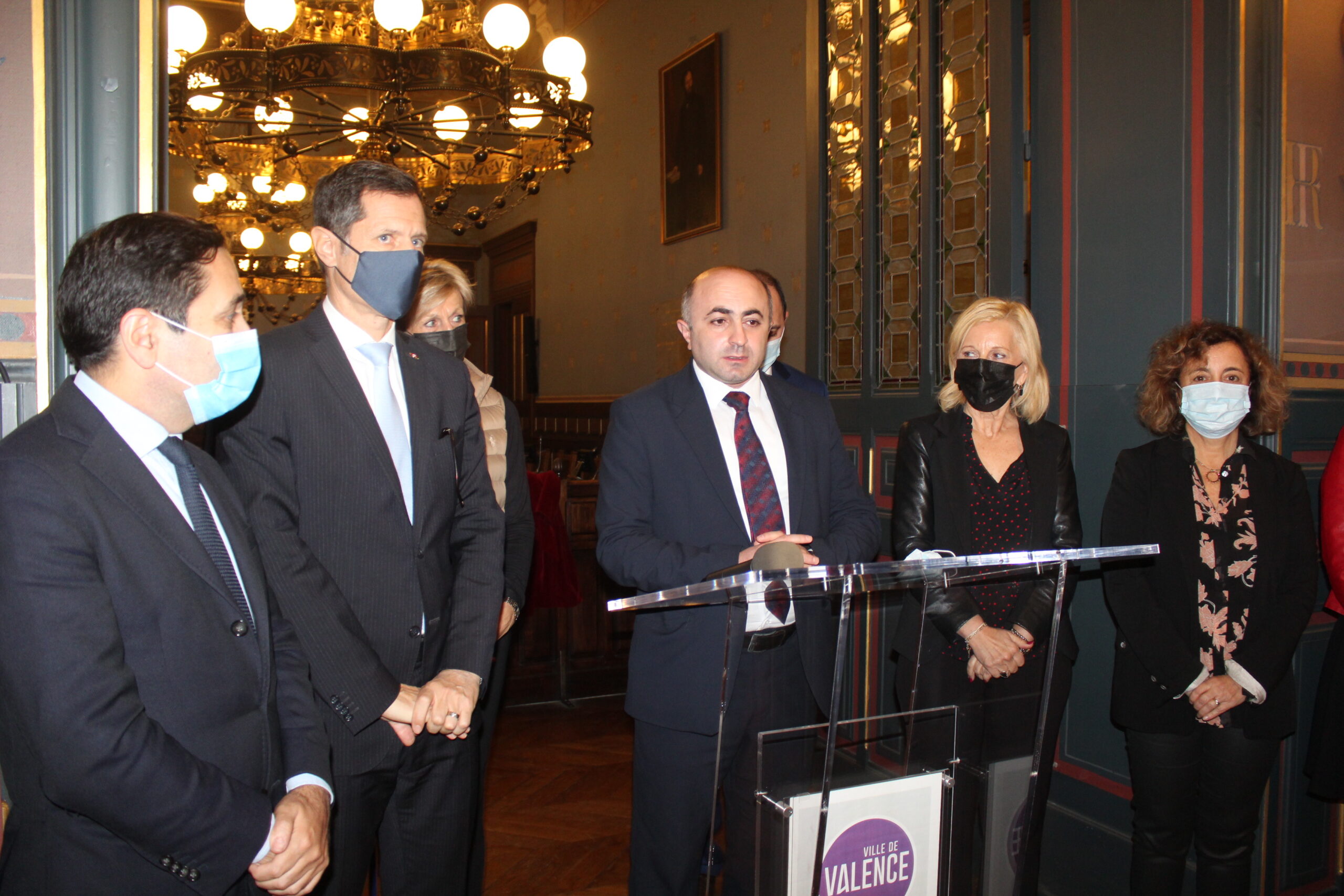 La délégation de l’Artsakh avec Hayk Khanumyan ministre de l’Administration du territoire et des infrastructures fut reçue à la Mairie de Valence