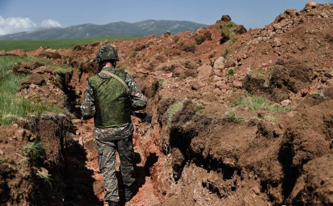 Un collègue du soldat Souren Avetisyan tué hier 24 novembre sur une position de défense au nord-est de l’Arménie fut arrêté