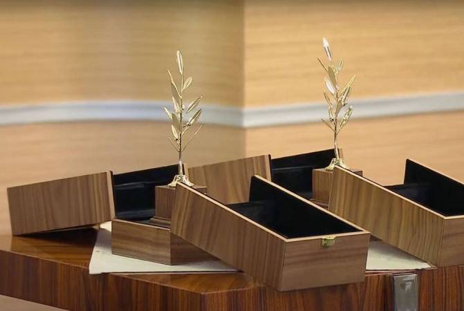 Vladimir Poutine offre des branches d&rsquo;olivier à Nikol Pachinian et Ilham Aliev symbole de paix et de prospérité lors de leur rencontre à Sotchi