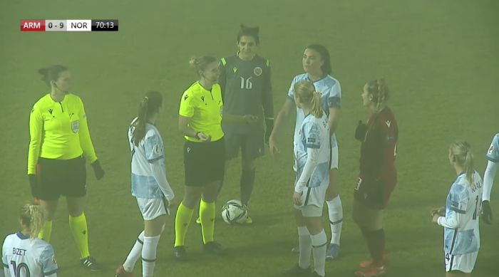 A Erévan l’Arménie féminine perdait 0-9 contre la Norvège lorsque l’arbitre arrêta la rencontre à la 69e minute, le match continuera demain…