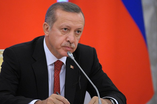 Erdogan persiste et signe