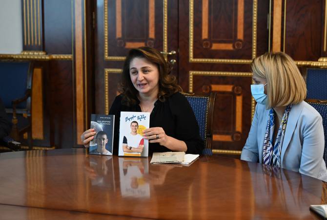 Le Président Sarkisian a accueilli la mère d&rsquo;Alen Margaryan, héros de guerre de l&rsquo;Artsakh